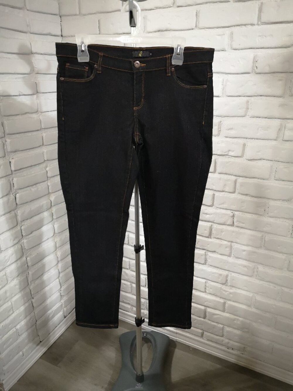 G:21 Ladies Size 13 Dark Wash Tapered Leg Zipper & Button Closure Blue Jeans